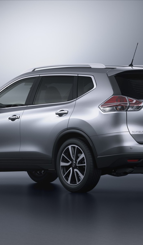 Автомобиль Nissan X-Trail на дороге