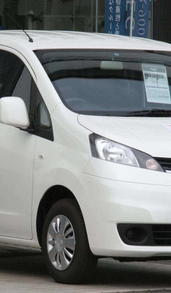 Автомобиль марки Nissan модели NV200