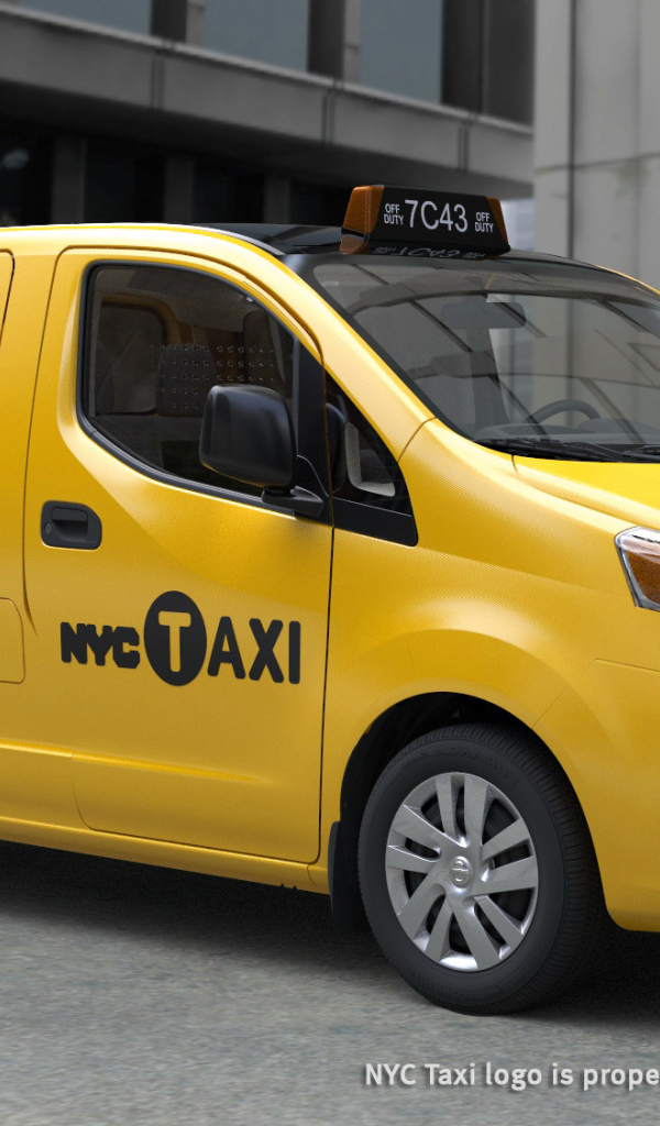 Автомобиль Nissan NV200 на дороге