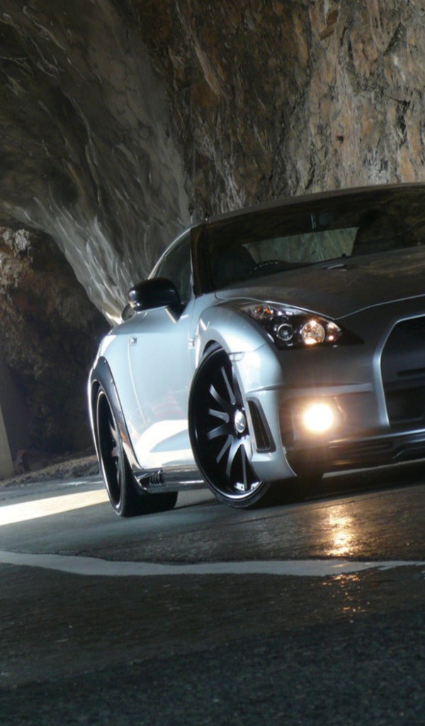 Ниссан в пещере