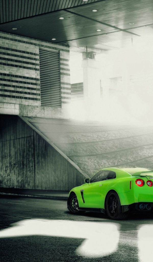 Зеленый Nissan