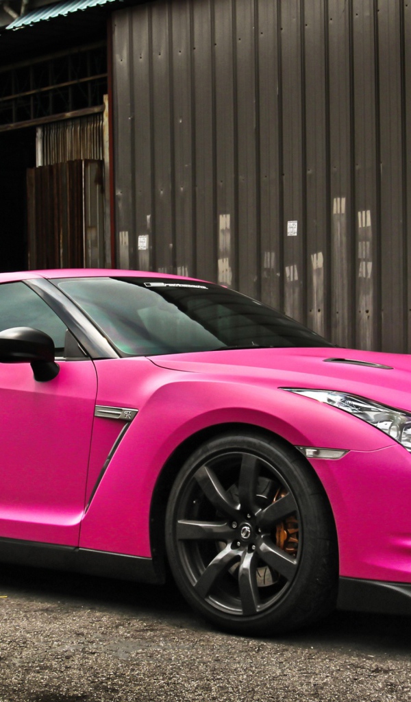 Розовый Nissan gtr