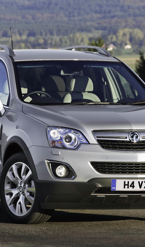 Автомобиль Opel Antara на дороге