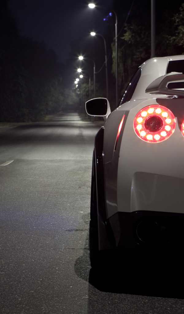 Ниссан ночью