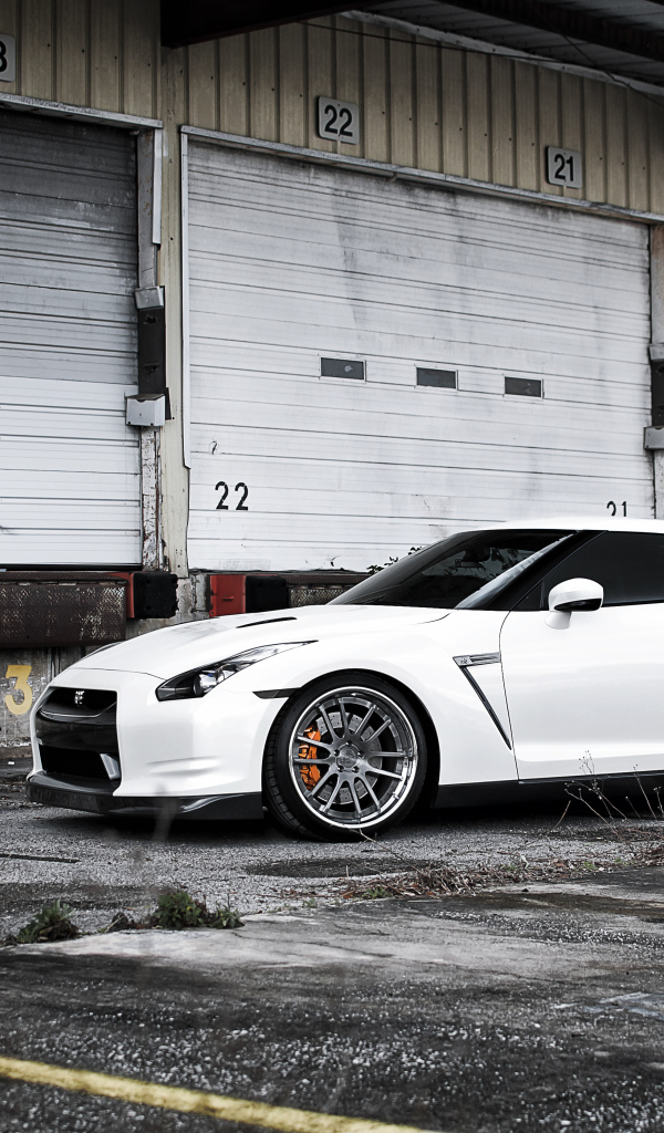 Белый Ниссан у склада