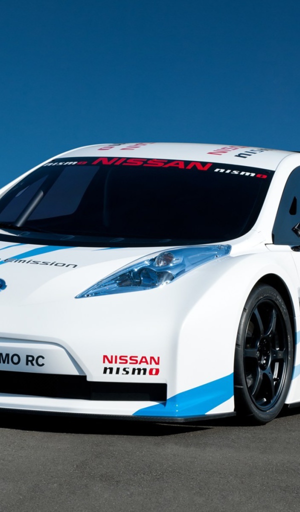 Белый гоночный автомобиль Ниссан