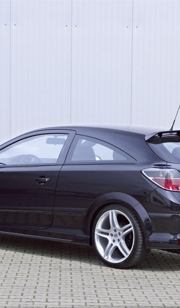 Красивый автомобиль Opel Astra GTC