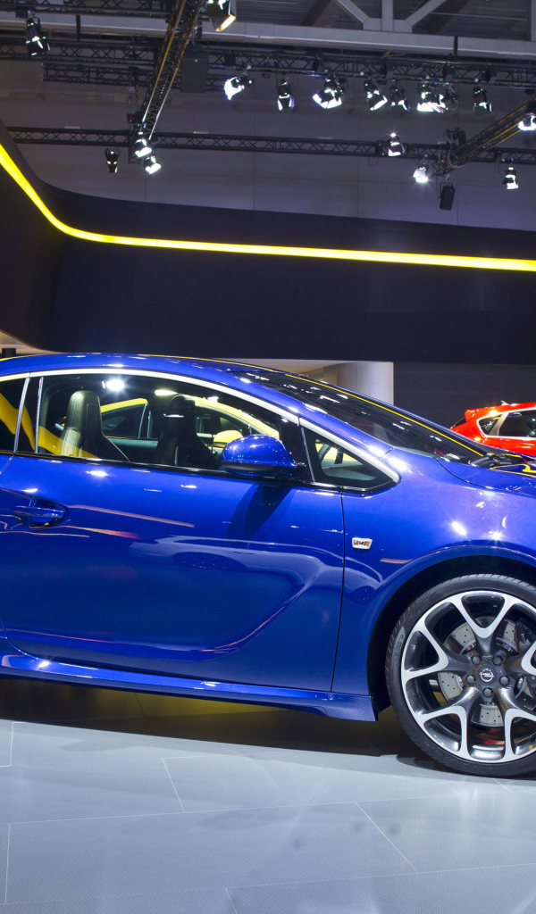 Красивый автомобиль Opel Astra GTC 2014 в Москве