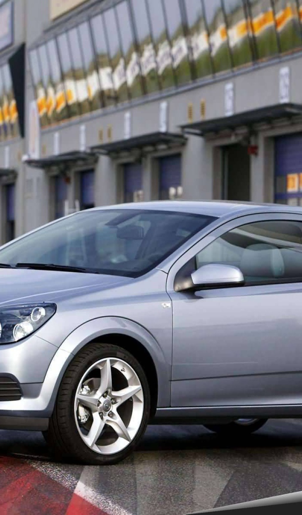 Красивый автомобиль Opel Astra GTC в Москве