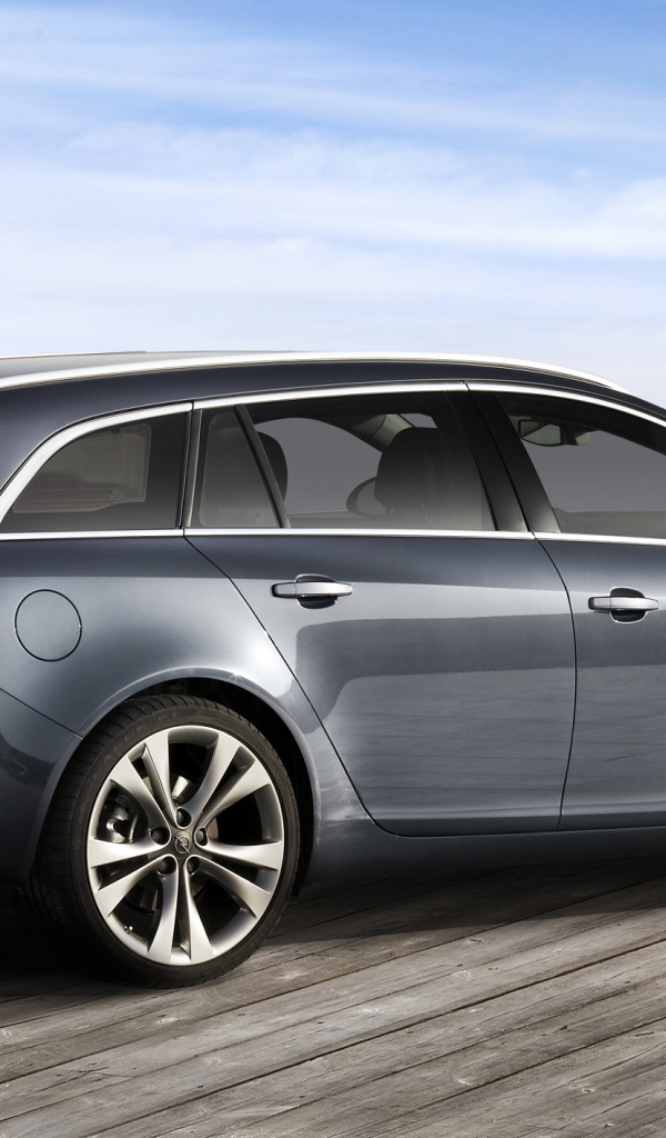 Красивый автомобиль Opel Insignia