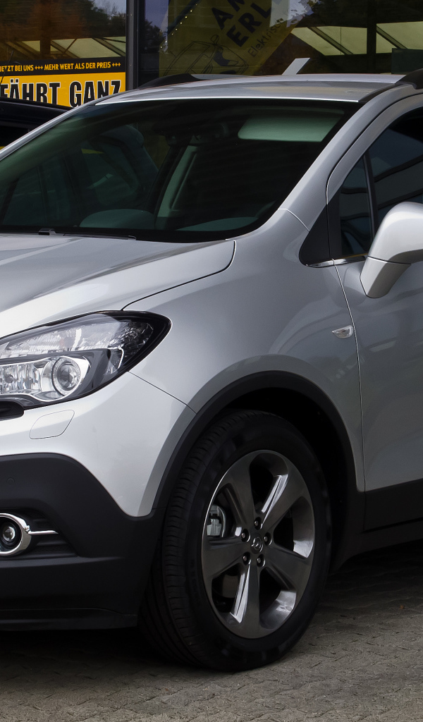 Красивый автомобиль Opel Mokka в Москве