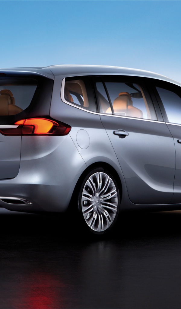 Красивый автомобиль Opel Zafira