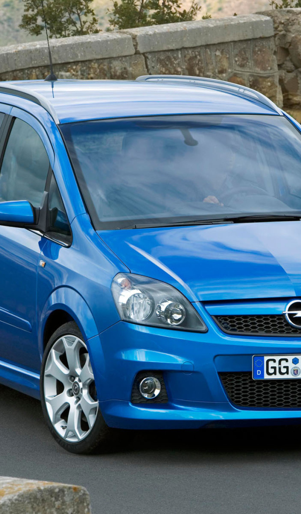 Красивый автомобиль Opel Zafira в Москве