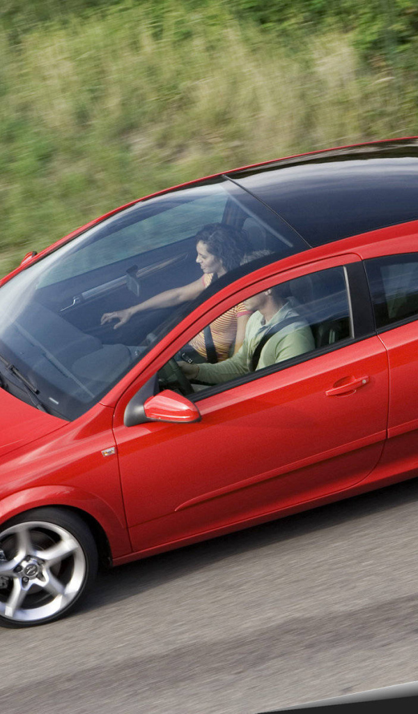 Автомобиль марки Opel  модели Astra GTC