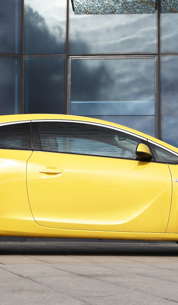 Автомобиль марки Opel модели Astra GTC 2014