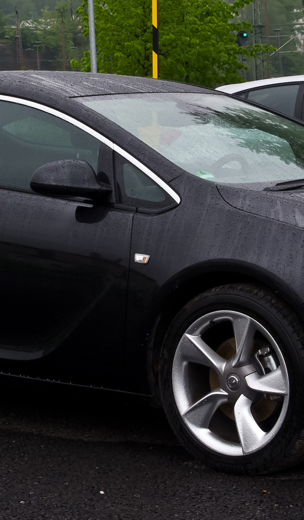 Автомобиль Opel Astra GTC на дороге