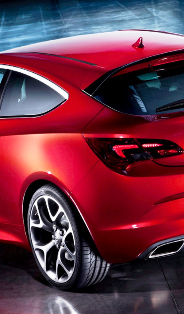 Автомобиль Opel Astra GTC 2014 на дороге