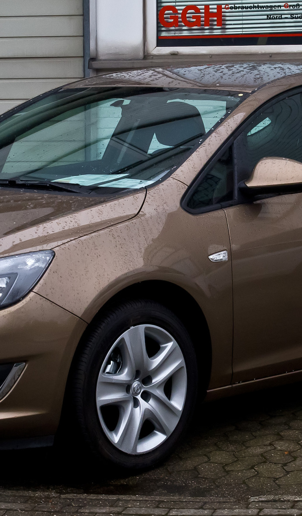 Автомобиль Opel Astra на дороге