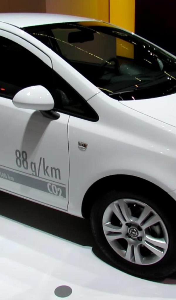 Автомобиль Opel Corsa на дороге