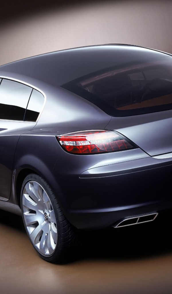 Автомобиль Opel Insignia на дороге