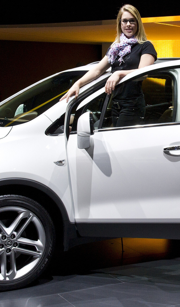 Автомобиль Opel Mokka на дороге