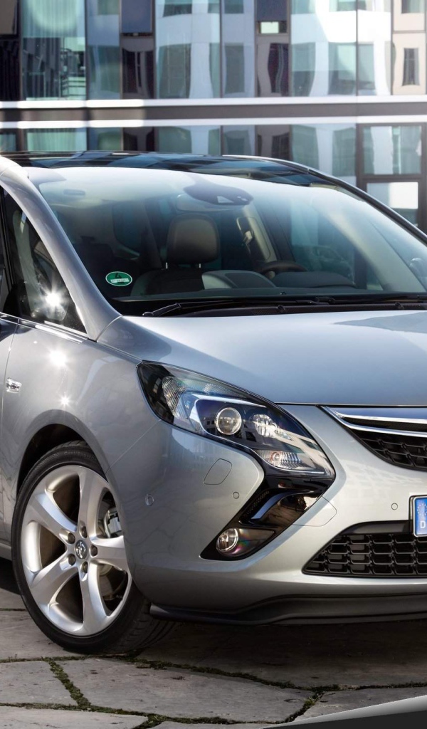 Автомобиль Opel Zafira на дороге