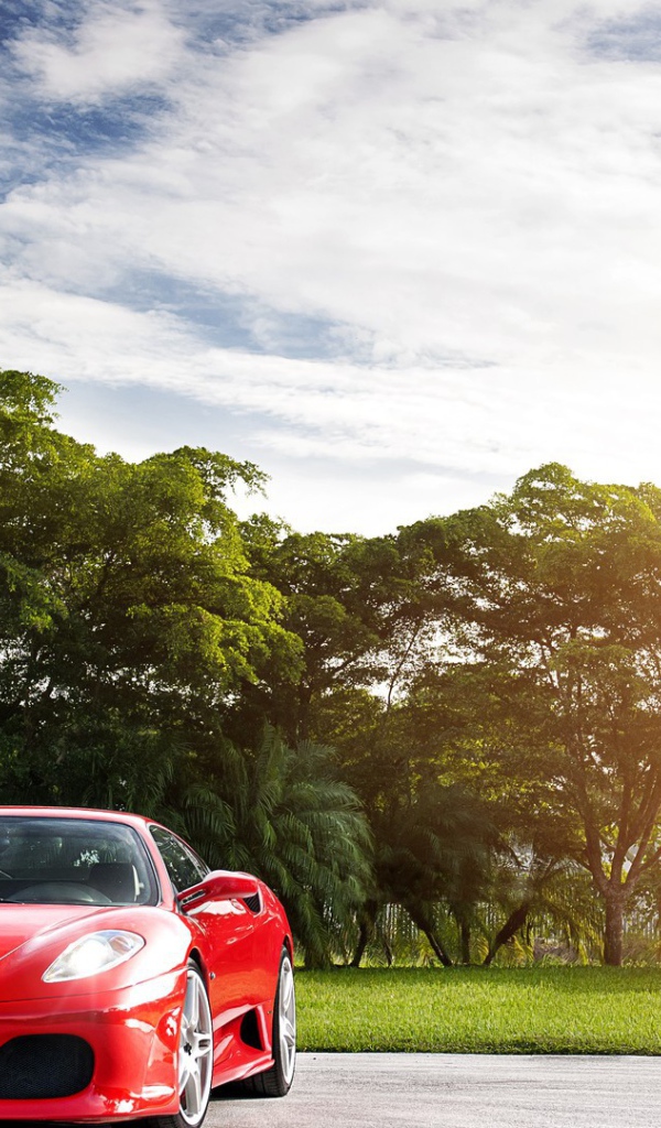 Красный спортивный автомобиль