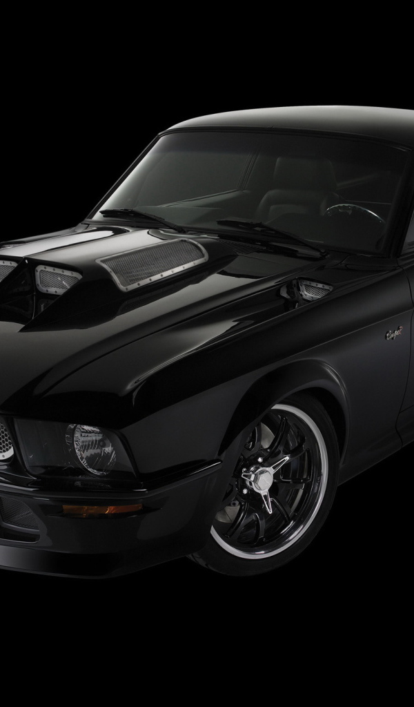 Спортивный автомобиль на черном фоне