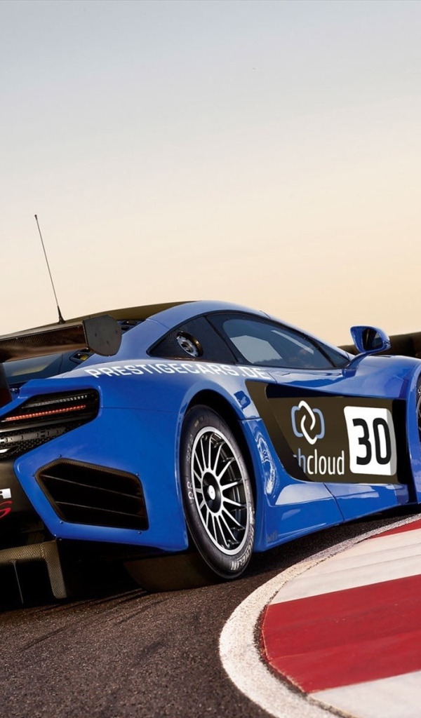 Суперавтомобиль на повороте