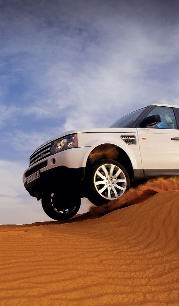 Автомобиль в пустыне