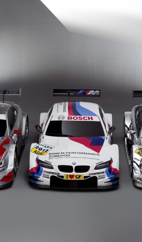 Три гоночных автомобиля