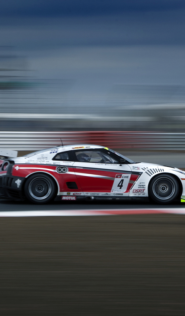 Гоночный автомобиль на скорости