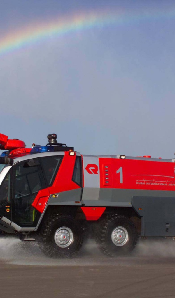 Радуга над пожарной машиной