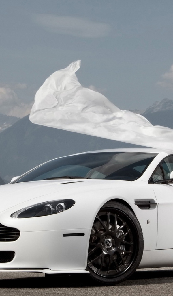 Девушка у белого автомобиля