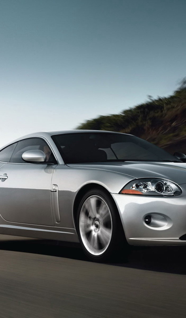 Серебристый автомобиль на дороге