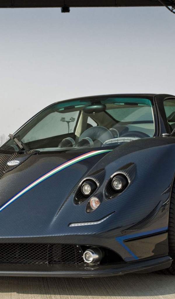 Красивый автомобиль Pagani Zonda