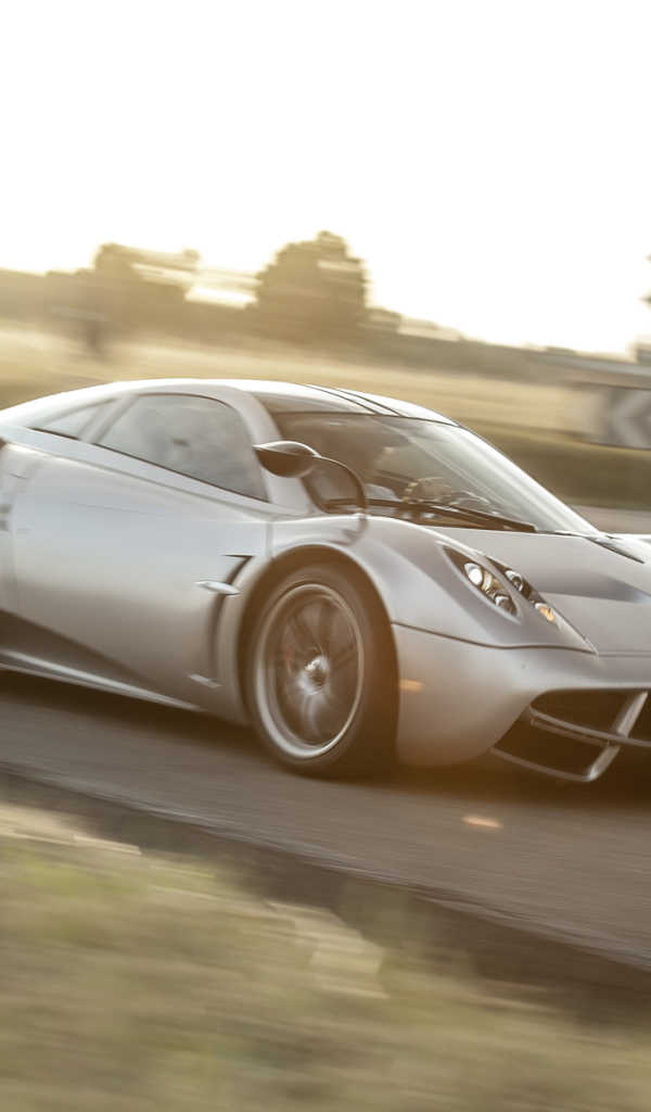 Автомобиль Pagani Huayra на дороге