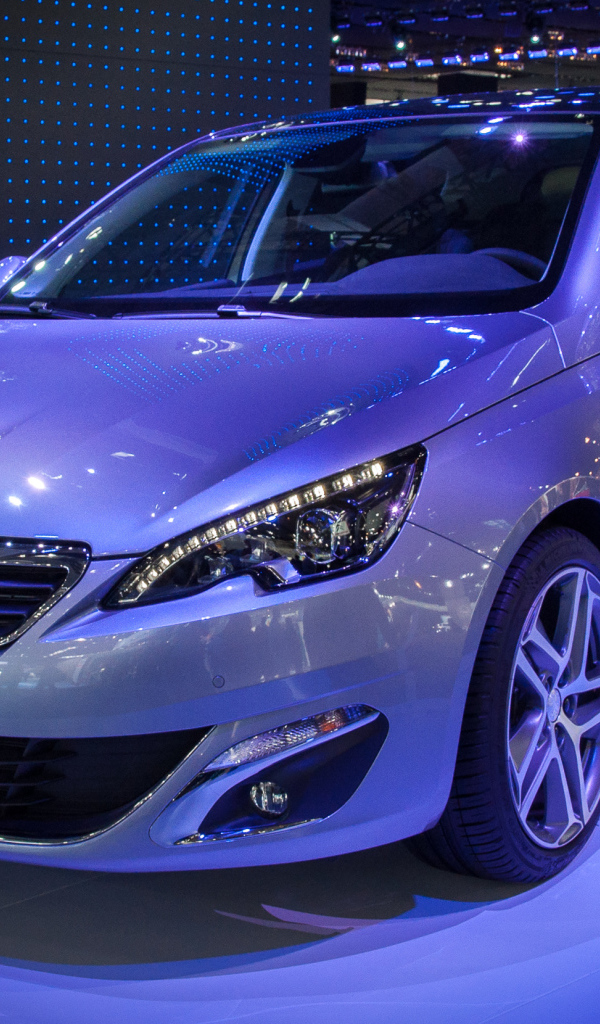 Peugeot 308 в автосалоне