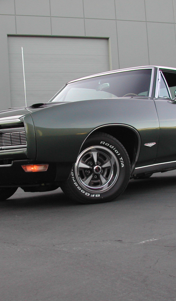 Автомобиль Pontiac GTO 1969 на дороге