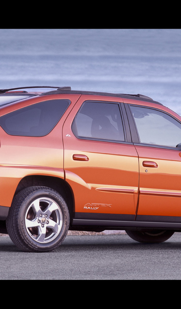 Красивый автомобиль Pontiac Aztec в Москве