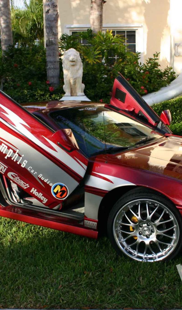 Красивый автомобиль Pontiac Fiero