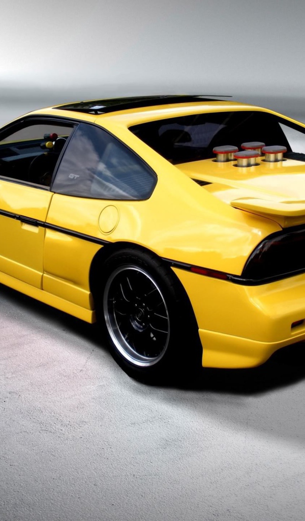 Красивый автомобиль Pontiac Fiero в Москве