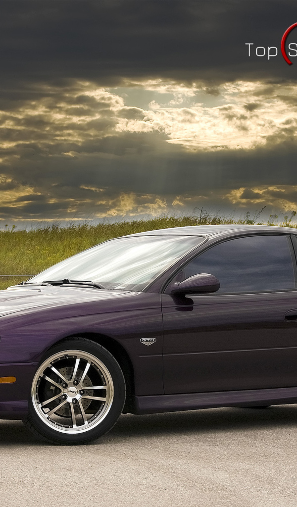 Красивый автомобиль Pontiac GTO