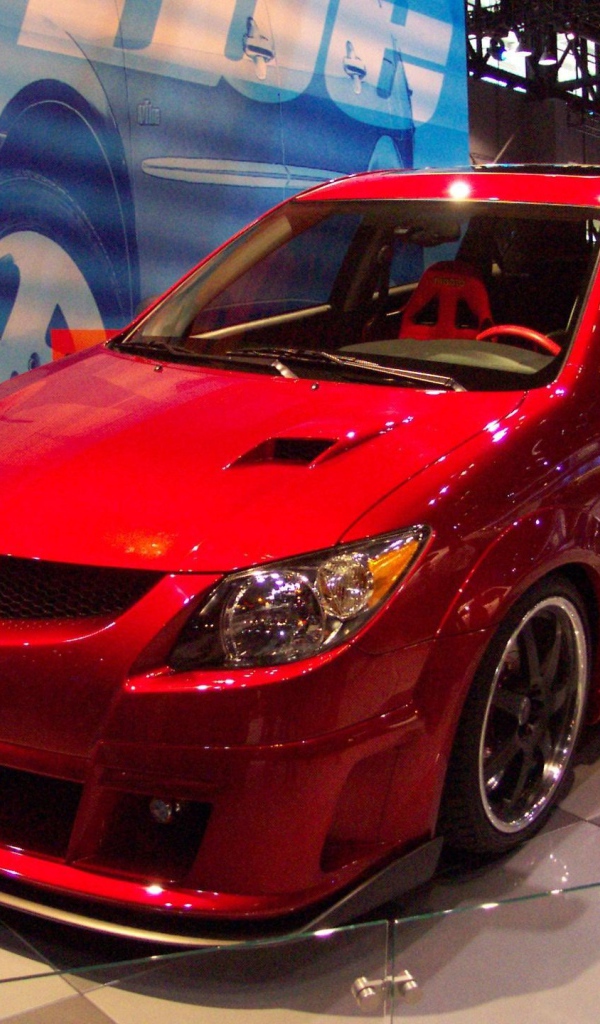 Красивый автомобиль Pontiac Vibe в Москве