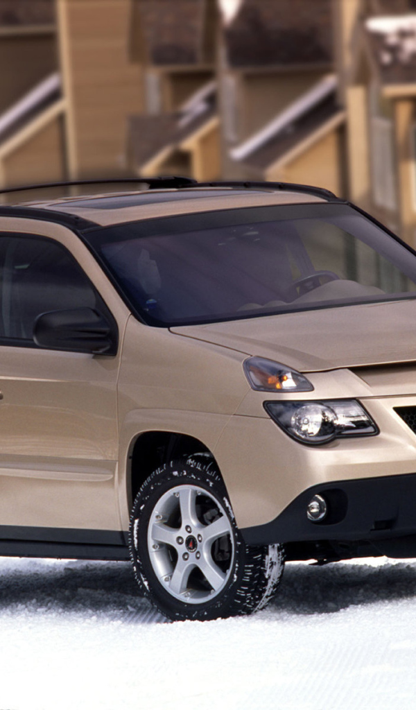 Автомобиль Pontiac Aztec на дороге
