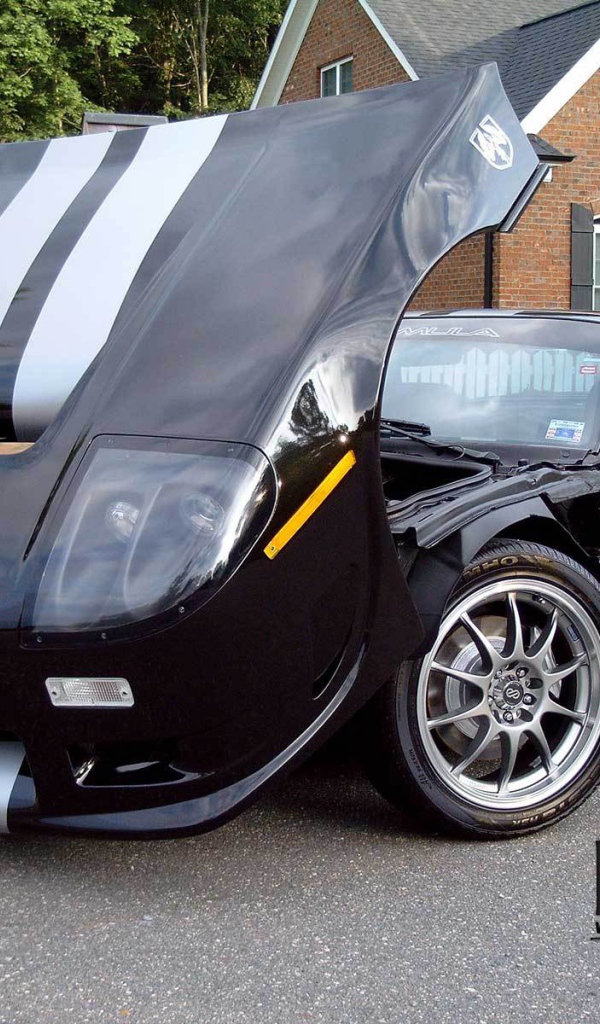 Автомобиль Pontiac Fiero на дороге