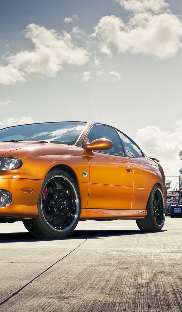 Автомобиль Pontiac GTO на дороге