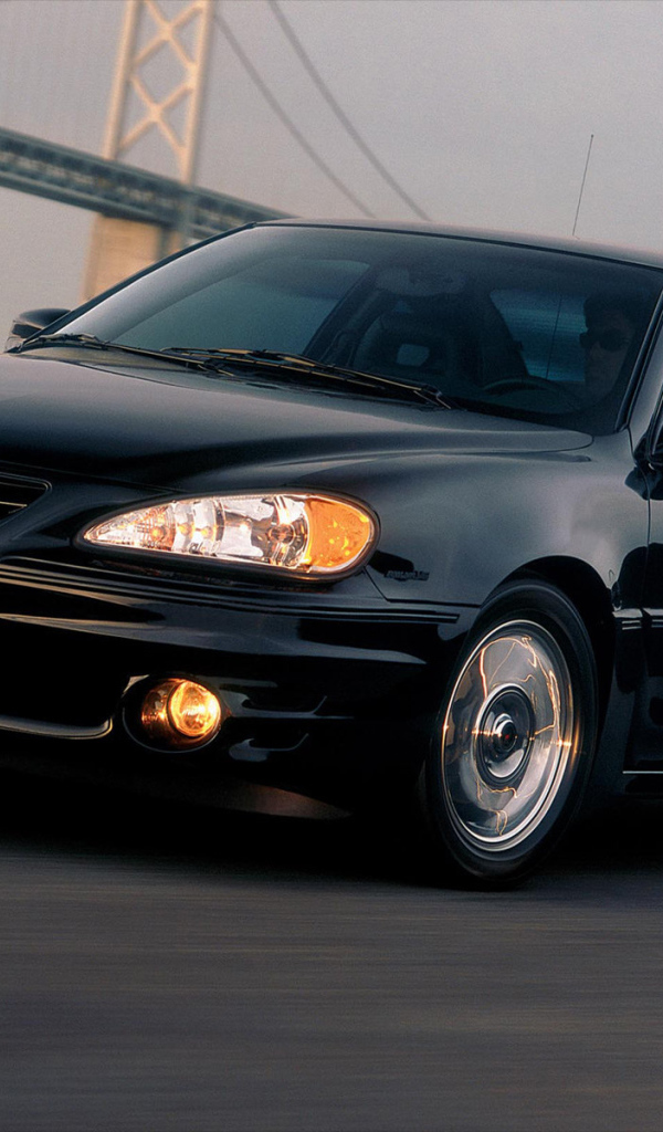 Автомобиль Pontiac Grand Am на дороге