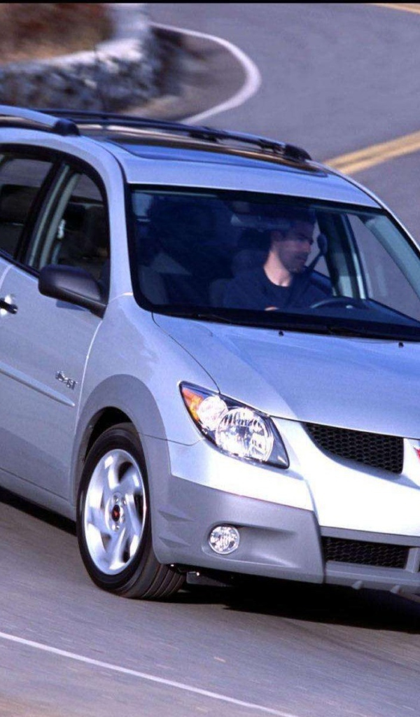 Автомобиль Pontiac Vibe на дороге