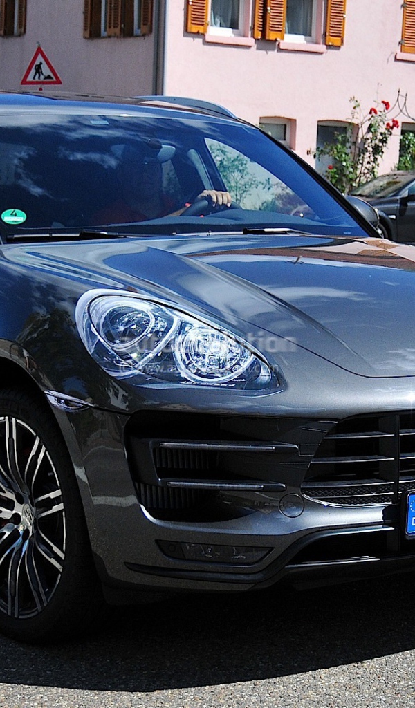 Городской пейзаж с Porsche Macan